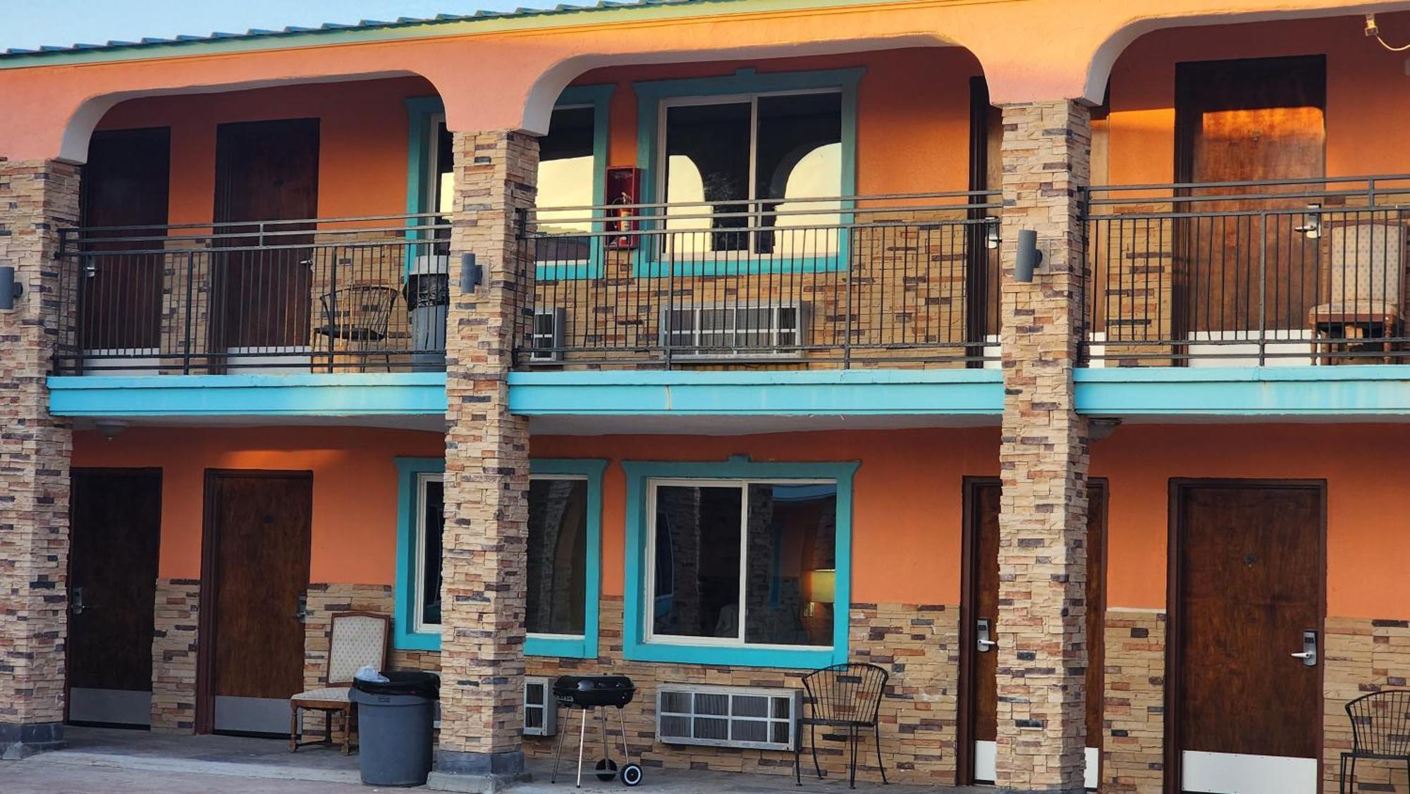 B&J Hotel And Apartments Pecos Exterior photo